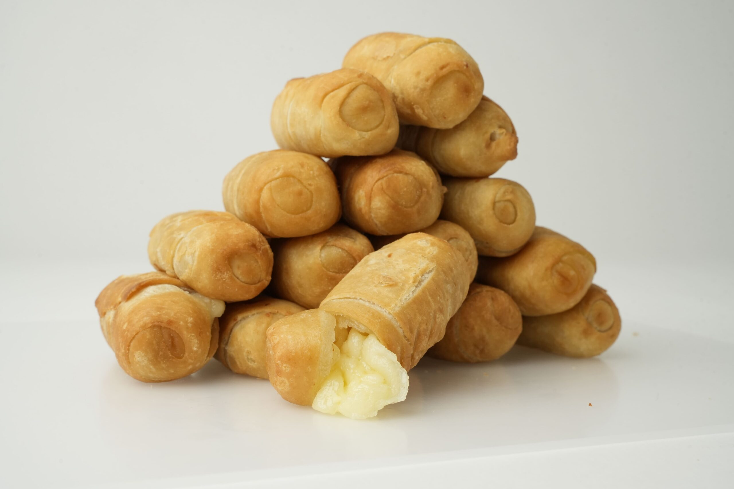 Fresh and crispy Venezuelan tequeños by Tekefiesta